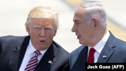 АКШнын президенти Дональд Трамп менен Израилдин премьери Биньямин Нетаньяху Тел-Авив аэропортунда. 22-май, 2017-жыл. 