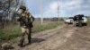 Боевик группировки «ЛНР» и наблюдатели ОБСЕ, апрель 2017 года