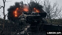 Українські військовослужбовці ведуть вогонь по російських позиціях поблизу Бахмуту Донецької області, 20 листопада 2022 року, ілюстративне фото