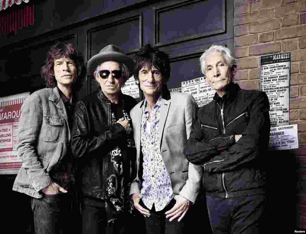 11 июльдә Rolling Stones әгъзалары Мик Джаггер, Кит Ричардс, Рон Вуд һәм Чарли Уотс Лондонның The Marquee клубы алдында күмәк фотога төшә. Бу чара төркемнең 1962 елның 12 июлендә иң беренче җырын башкаруына 50 ел тулуга багышлана.