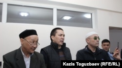 "Жиһадшылар ісі" бойынша сотталғандар. Солдан оңға қарай - Кенжебек Әбішев, Алмат Жұмағұлов және Оралбек Өміров.