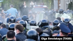 БуьритIехь Маршонан майданахь гулбелла полисхой а, протестхой а