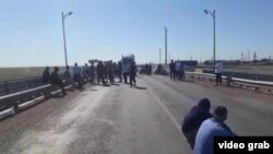 Жители села Жымпиты, перекрывшие трассу в Западно-Казахстанской области, 18 июня 2021 года. Фото: скриншот с видео одного из участников акции