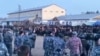 Служители на реда и затворници пред затвора ИК-15 край Ангарск. В него през април 2020 г. затворниците се вдигат на бунт