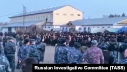 Служители на реда и затворници пред затвора ИК-15 край Ангарск. В него през април 2020 г. затворниците се вдигат на бунт