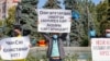 Участники митинга с плакатами в руках. Алматы, 13 сентября 2020 года.
