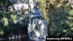 Крим. Пам'ятник Лесі Українці в Ялті