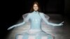 Kép a békeidőkből: egy modell mutatja be az Open Fashion Studio divattervező-iskola egyik ruhakölteményét az Ukrán Divathéten Kijevben 2020 szeptemberében