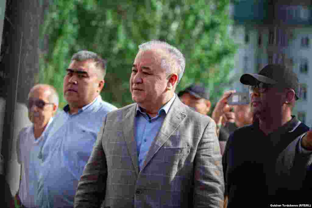 Өмүрбек Текебаев Биринчи май райондук сотунун алдында. 