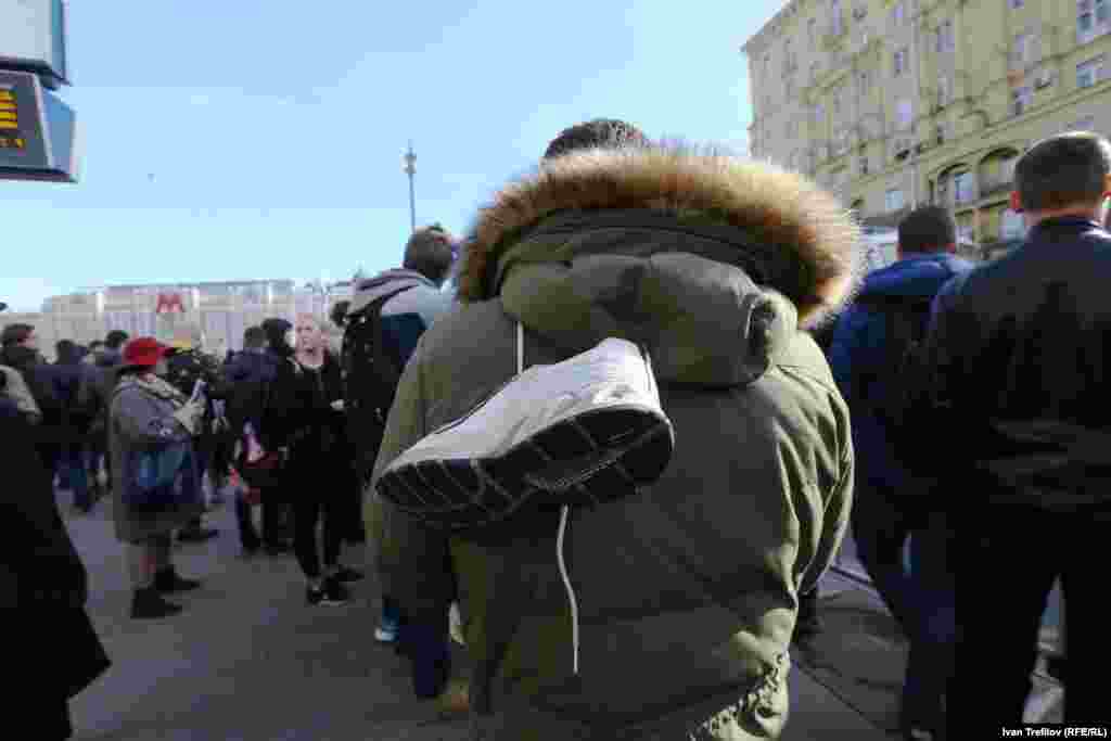 Жүгіруге арналған аяқкиім наразылықтың символына айналды. Навальныйдың айтуынша, коррупциялық схемалар туралы фильмді түсіруге Медведевтің кроссовкаларын зерттеу түрткі болған. 