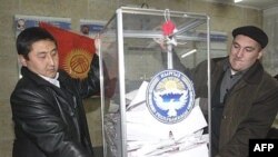 Члены местной избирательной комиссии. Бишкек, 16 декабря 2007 г.