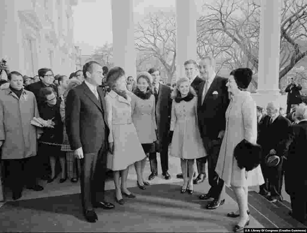 1969թ., հունվարի 20․ ԱՄՆ նոր նախագահ Ռիչարդ Նիքսոնն ընտանիքի հետ ճանապարհում է իր նախորդին՝ Ջոնսոնին։ Տարիներ անց Նիքսոնն իր կառավարման երկրորդ ժամկետում՝ 1974-ին հրաժարական տվեց Ուոթերգեյթյան սկանդալի պատճառով։