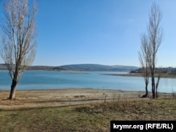 Фото оголеного острова на Сімферопольському водосховищі