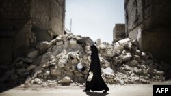И правительственные войска, и силы сирийской оппозиции применяют оружие, не позволяющее вести прицельный огонь. В результате множатся жертвы среди мирного населения...
