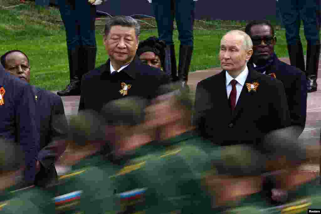 Владимир Путин ва Си Ҷинпин, президентҳои Русия ва Чин дар паради низомӣ ба муносиби Рӯзи Ғалаба, дар Маскав дар рӯзи 9 май.