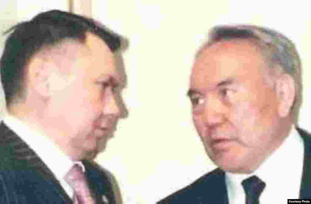 Спустя четыре года казахстанские власти сообщили об обнаружении в Алматы останков банкиров, в похищении которых обвиняли Рахата Алиева. Генеральная прокуратура Казахстана предъявила Алиеву обвинения в убийстве сотрудников банка, передав материалы дела в Австрию, которая ранее отказала Астане в выдаче бывшего зятя президента. В 2014 году Рахат Алиев, как сообщалось, «добровольно явился в австрийскую полицию», затем был помещен в венскую тюрьму. Его нашли повешенным в одиночной камере в феврале 2015 года. Австрийские следователи пришли к заключению, что Алиев совершил суицид. На фото: президент Казахстана Нурсултан Назарбаев (справа) и Рахат Алиев.