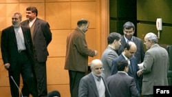 به گفته نماینده تبریز در مجلس، از آنجا كه استفاده از ساير راه هاي قانوني منتج به نتيجه نشده، تعدادي از نمايندگان به دنبال طرح سوال از رئيس جمهور هستند.