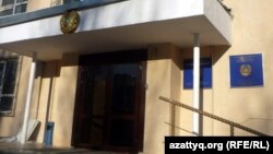 У здания районного суда в казахстанской столице. Иллюстративное фото