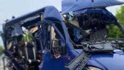 Uništeni minibus na putu u oblasti Sumy, gdje ukrajinske vlasti kažu da je u napadu ruskog drona 17. maja poginulo devet osoba.