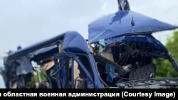 Сумы облысында дрон шабуылына ұшыраған микроавтобус. 17 мамыр, 2025