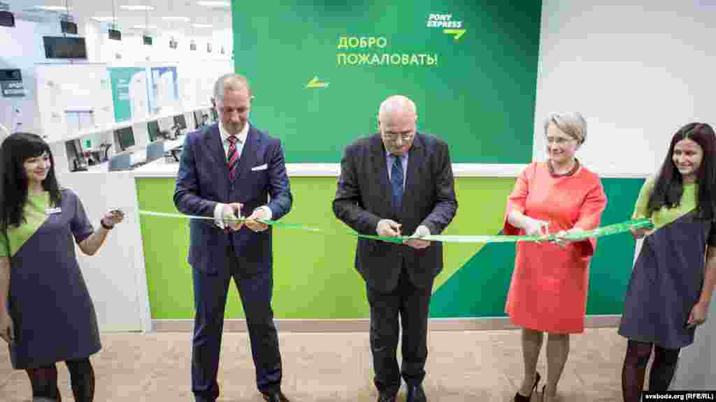 Генэральны дырэктар Pony Express у Беларусі Мікалай Герасімаў, амбасадар Маціньш Вірсіс, дырэктарка дэпартамэнту візавых сэрвісаў Pony Express Натальля Яўсеенка