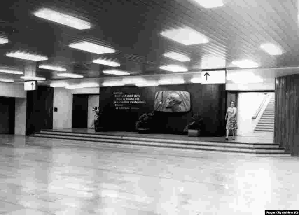 Мемориальная доска на станции метро, которая называлась Ленинова, 1978 год. Цитата рядом с мемориальной доской взята из пропагандистского стихотворения: «Ленин и теперь живее всех живых. Наше знанье — сила и оружие». По сообщениям, эта мемориальная доска всё еще на месте, среди кабелей за газетным киоском на станции, которая теперь называется Дейвицка 