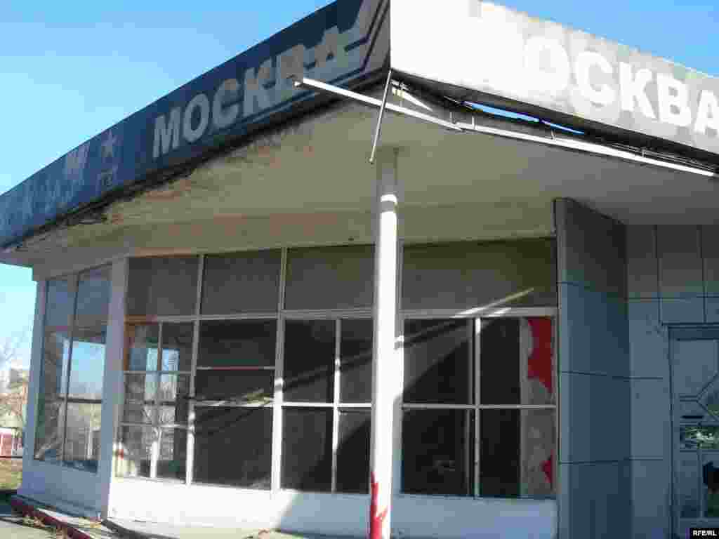 Түнкү клубга айланган мурдагы планетарийдин азыркы көрүнүшү - Kyrgyzstan -- The former planetarium in Bishkek, 27nov2008