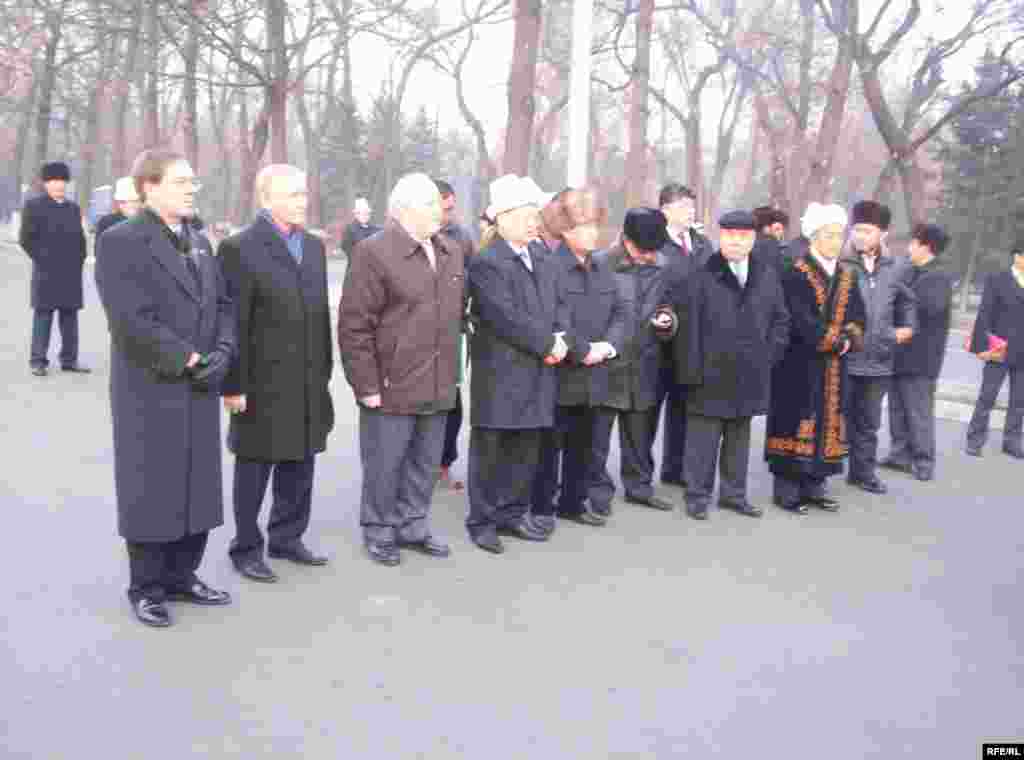 Мамлекеттик катчы Досбол Нур уулу баштаган расмий адамдар айт намазга келгендерге куттук айтты - Kyrgyzstan -- On Kyrgyz Muslims' Kurman Ait (Eid al-Adkha) Mass Prayer at the Square, Bishkek, 08dec08