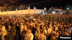 Բողոքի ցույցը Ռուբեն Հայրապետյանի տան դիմաց, Երեւան, 8-ը հուլիսի, 2012թ.