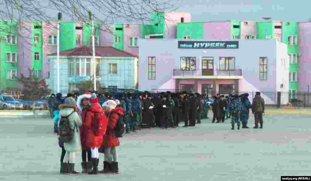 Дети и полицейские на центральной площади Жанаозена.