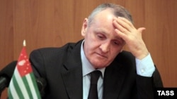 По словам Беслана Эшба, Алхас Квициниа делал предложение возглавить кабмин Александру Анквабу, однако тот его не принял