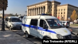 Микроавтобусы полиции у площади Астана в Алматы. 26 октября 2019 года.