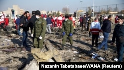 حضور ماموران ایرانی و نیروهای هلال احمر در محل سرنگونی هواپیمای اوکراینی