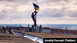 Украинанын аскерлери Высокополье кыштагында Украинанын желегин орнотуп жаткан учур. 4-сентябрь, 2022-жыл.