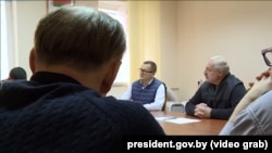 Васкрасенскі побач з Лукашэнкам падчас сустрэчы з палітвязьнямі ў СІЗА КДБ, 10 кастрычніка