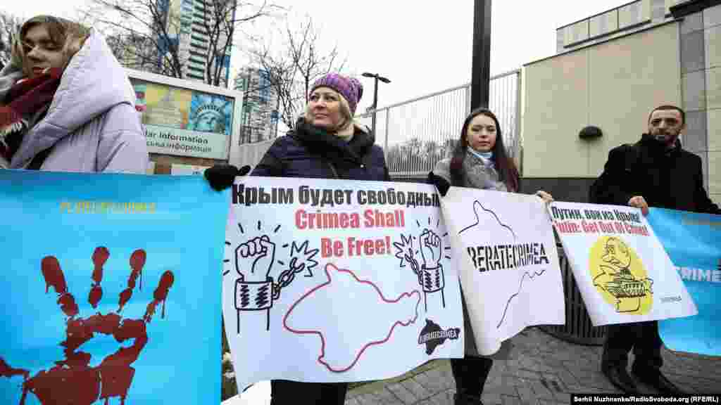 На плакатах у активістів були написи «Крим буде вільним», «Путін, геть із Криму» та інші