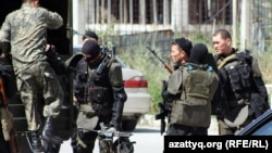 Вооруженные сотрудники спецназа после антитеррористической операции в Алматы. 30 июля 2012 года.