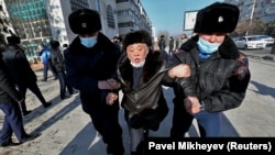 Казакстандагы парламенттик шайлоо оппозициячыл активисттерди кармоо менен коштолду. 