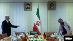 کلودیا روث در جریان سفر به ایران