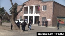 Պռոշյանի գյուղապետարանը Հրաչ Մուրադյանի սպանության օրը, 2-ը ապրիլի, 2013թ․