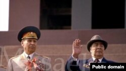 Начальник Генерального штаба Вооруженных сил СССР с 1977 по 1984 годы Николай Огарков на трибуне Мавзолея вместе с Леонидом Брежневым