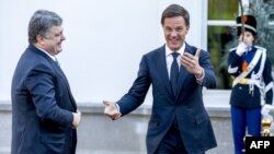 Президент України Петро Порошенко (ліворуч) та прем'єр-міністр Нідерландів Марк Рютте. Гаага, листопад 2015 року