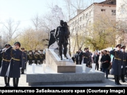 Памятник в Чите, городе на Дальнем Востоке России. Солдат времен Второй мировой с девочкой на руках, сзади образ участника войны в Украине, изображающий бойца российского вторжения, тоже несущего девочку