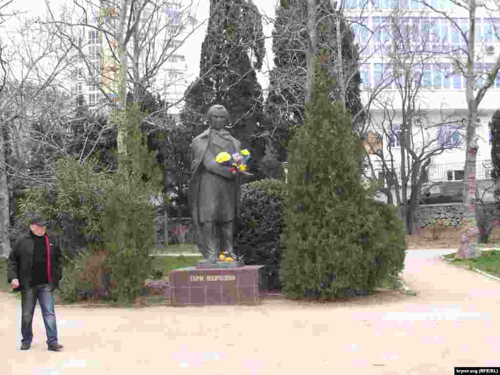 Ялта. Квіти вклали в «руки» Кобзарю