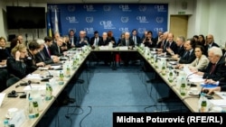 Jedan od sastanaka članova Vijeća za implementaciju mira u Sarajevu, arhivska fotografija