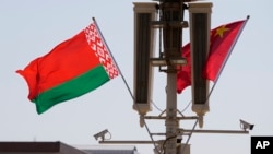 Дзяржаўныя сьцягі Беларусі і Кітая ў Пэкіне. 2023