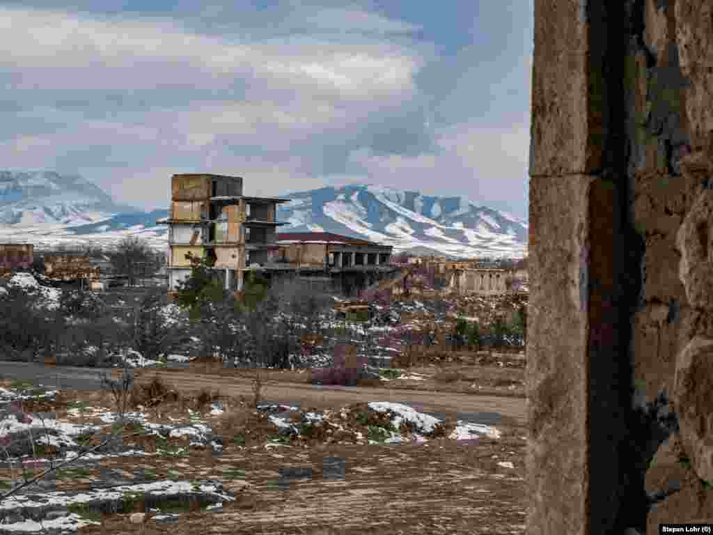 După sfârșitul războiului din 1994, „linia frontului” în conflictul dintre Azerbaidjan și etnicii armeni a rămas în apropierea orașului. Cândva, aici au locuit mii de azeri, dar aceștia au plecat cu toții după ce localitatea a fost capturată de armeni.