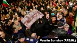Протест пред Народния театър „Иван Вазов“ с искане на оставката на директора на театъра Васил Василев заради пиесата „Оръжията и човекът“, поставяна от Джон Малкович по текст на Джордж Бърнард Шоу, 7 ноември 2024 г.