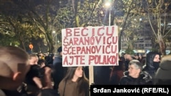 Плакати с искания за оставките на Бечич, Сранович и ръководителя на полицейските части Шчепанович