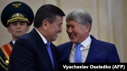 Президент Сооронбай Жээнбеков менен мурдагы президент Алмазбек Атамбаев. Бишкек, 24-ноябрь, 2017-жыл. 